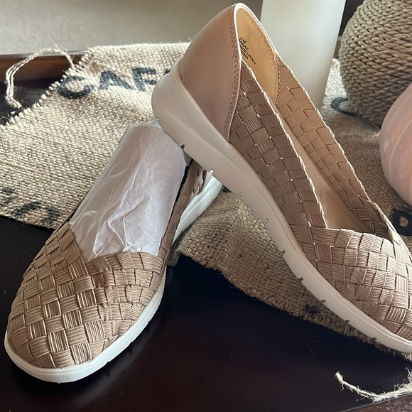 Easy Spirit tan woven flat Size 5 - Picture 2 of 7